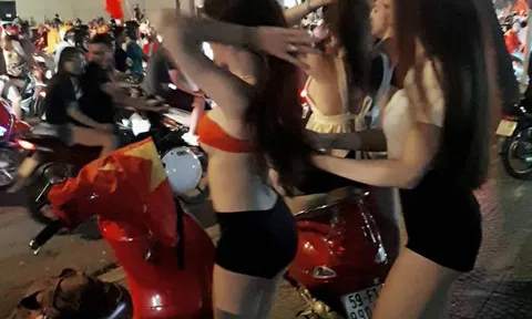 SỐC: Màn ăn mừng "hở bạo" của fan nữ sau chiến thắng U23 Việt Nam