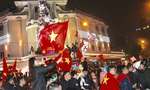 "Biển người" đổ xuống đường ăn mừng chiến thắng U23 Việt Nam