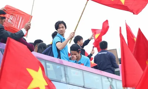 Chùm ảnh: "Người hùng" U23 Việt Nam ngỡ ngàng với tình cảm của NHM