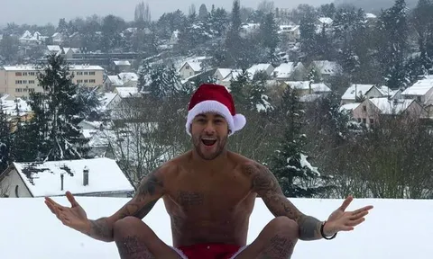 Neymar cởi trần hóa ông già Noel giữa Paris lạnh giá