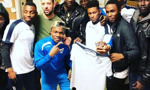 Lên án phân biệt chủng tộc, Balotelli bất ngờ thăm trại tỵ nạn