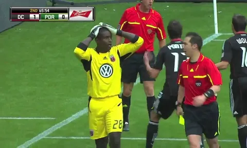 3 quả penalty liên tiếp trong ít phút