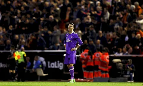 Real Madrid: Đừng để “nước tới chân mới nhảy”