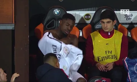 Mất gần 10 phút để vào sân thay người, hậu vệ PSG tỏ rõ thái độ với Unai Emery