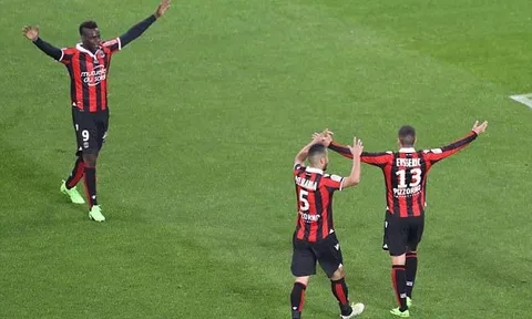 Balotelli lập chiến công đầu, Nice chỉ còn kém PSG 1 điểm