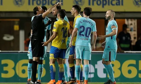 Xử ép trắng trợn, trọng tài cướp đi chiến thắng của Barca