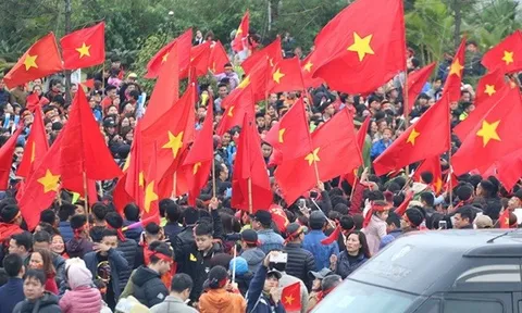 Người hâm mộ phủ đỏ sân bay Nội Bài chờ đón U23 Việt Nam
