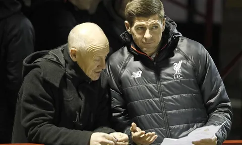 Chùm ảnh: Steven Gerrard dẫn dắt U18 Liverpool đối đầu U18 Man Utd