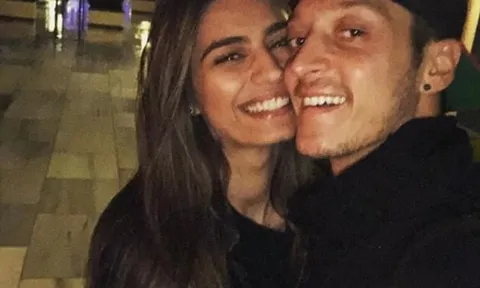 Bắt gặp Ozil 'trốn' Arsenal ăn mừng hợp đồng khủng với bạn gái