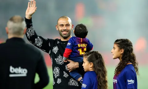 Các cầu thủ Barca dàn hàng tri ân Mascherano