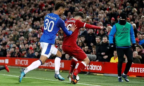 Marcelo đánh bại Gareth Bale trên sân tập
