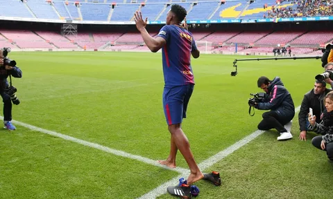 Tân binh Barca đi "chân chim" ra mắt người hâm mộ