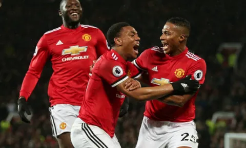 5 điểm nhấn Man United 3-0 Stoke City: Arsenal thôi mơ mộng; Người hùng thầm lặng