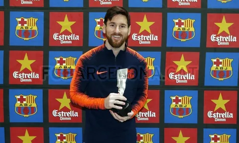 Messi "nhận quà" từ Barcelona