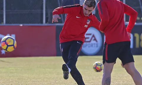 Griezmann "tạo dáng" điệu nghệ trên sân tập