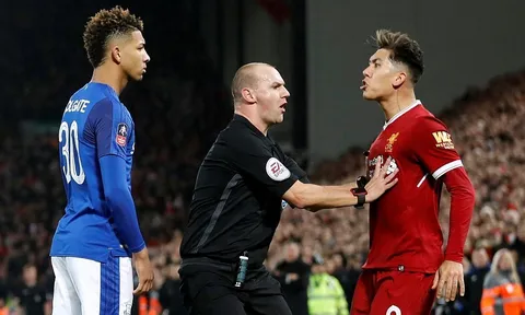 Bị đẩy văng khỏi sân, Firmino đòi ăn thua với cầu thủ Everton