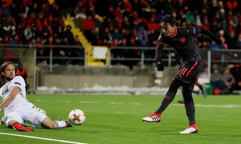 Thắng tưng bừng trên đất Thụy Điển, Arsenal đặt một chân vào Tứ kết