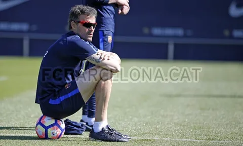 Luis Enrique thẫn thờ trên sân tập