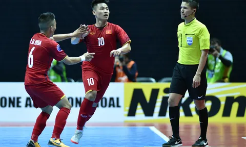 Chùm ảnh: Tuyển Futsal Việt Nam "cầm vàng" lại đánh rơi