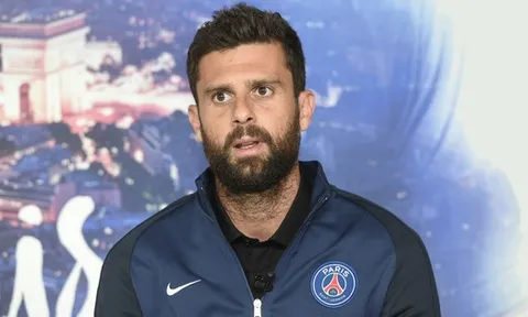 Cầu thủ PSG đâm xe vào CĐV sau thất bại trước Barcelona