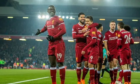 Sadio Mane nhảy múa dưới ánh đèn Anfield