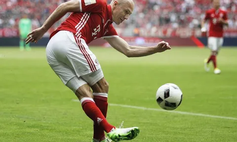 Chùm ảnh: Robben 'thi triển' tuyệt kỹ rabona; Hùm xám hủy diệt Augsburg trên sân nhà