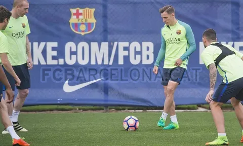 Chùm ảnh: Buổi tập thiếu vắng hàng loạt hảo thủ của Barca