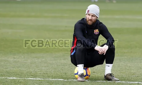 Messi trầm tư trên sân tập