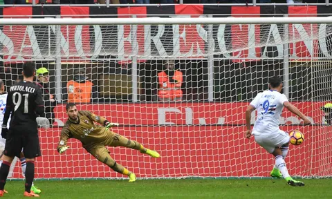 Chùm ảnh: AC Milan thua vì phạt đền, Carlos Bacca tức giận rời sân