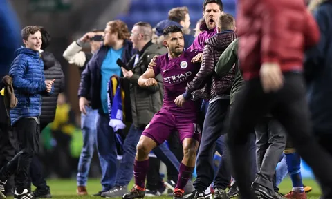 Aguero ẩu đả với CĐV: Động thái từ FA