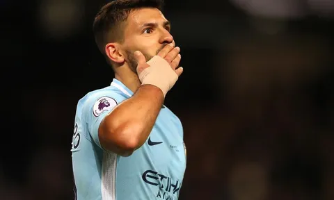 Aguero lặp lại kỳ tích của Dwight Yorke sau 19 năm