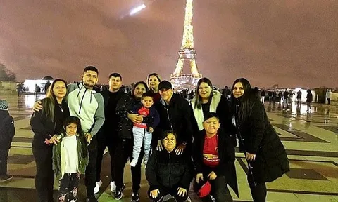 Alexis Sanchez dẫn đại gia đình sang Paris mừng công