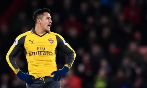 Alexis Sanchez giận dữ với đồng đội Arsenal