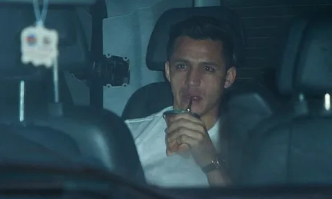 Alexis Sanchez lần đầu đi xe đến sân tập Carrington