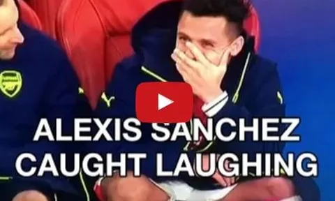 Alexis Sanchez vô tư cười tươi khi Arsenal thua thảm