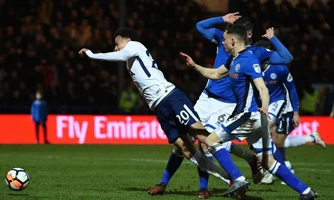 Alli lại ngã đẹp nhưng Tottenham vẫn không thể thắng đối thủ "hạng lông"