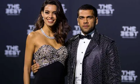 Alves tức giận khi người Barcelona không dự lễ trao giải FIFA