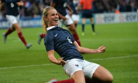 Amandine Henry - Đá bóng hay, kiếm tiền giỏi