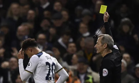 Ăn mừng bàn thắng với CĐV, Dele Alli bị rút thẻ vàng