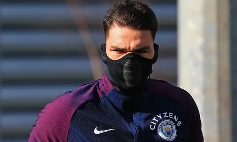 Ăn mừng chưa đã, Ederson 'hầm hầm' tiến ra sân tập