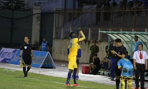 Án phạt kỷ lục V-League: Thầy lỡ miệng, trò lĩnh đủ
