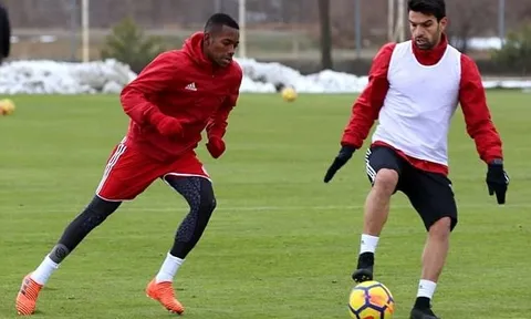 Án tù lơ lửng, Robinho vẫn tập luyện sung sức