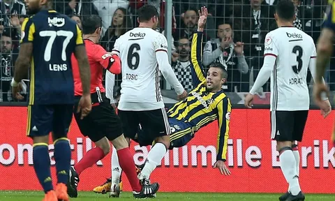 Ăn vạ thô thiển, Van Persie bị sao nhạc pop chửi thậm tệ