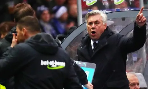 SỐC! Ancelotti bị phun nước bọt đầy người