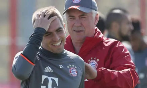 Ancelotti tận tình chăm sóc Lahm trên sân tập
