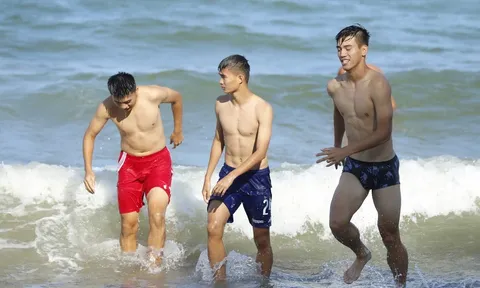 Ngắm "body" các chàng trai U20 Việt Nam trên biển Nha Trang