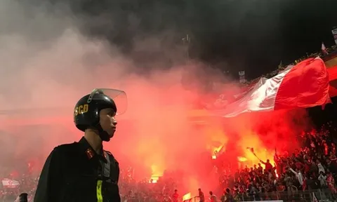 Ném pháo sáng, CĐV Hải Phòng sắp “lĩnh án”