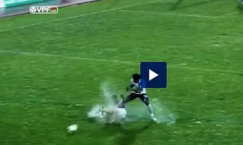 Thêm một cầu thủ V-League có pha vào bóng triệt hạ đồng nghiệp