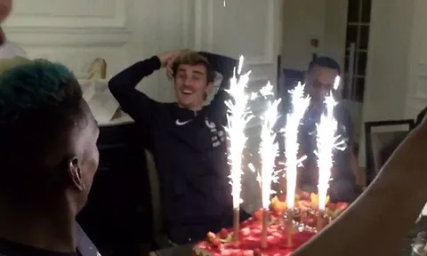 Antoine Griezmann cười không ngớt khi được đồng đội tặng bánh sinh nhật