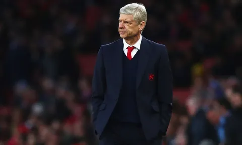 Áp lực bủa vây, HLV Wenger phải 'cầu cứu' người hâm mộ